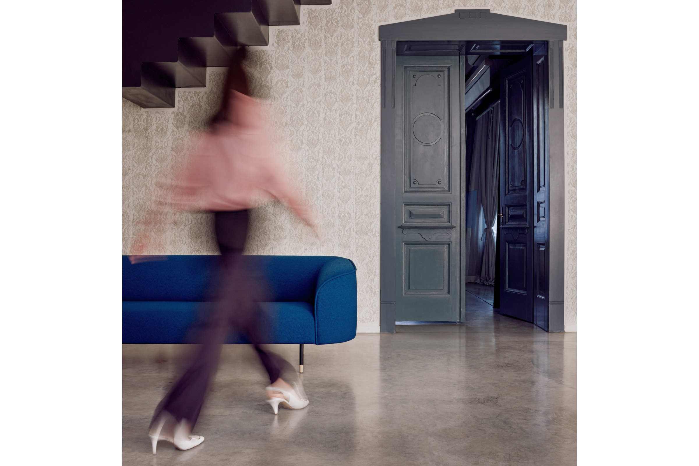 Nahaufnahme eines Sofas im stilvollen Altbauambiente