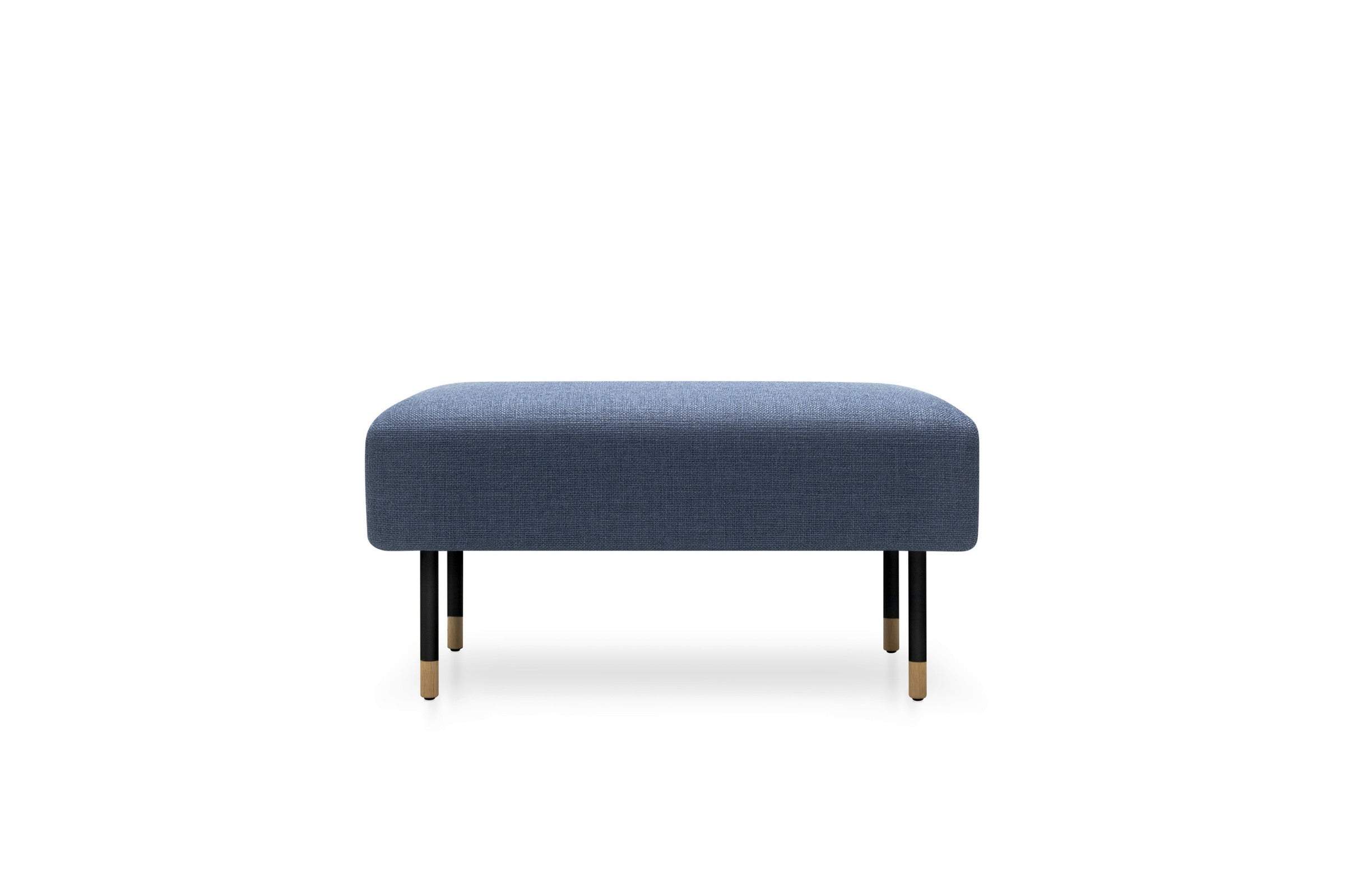 Blauer Pouf vor weißem Hintergrund