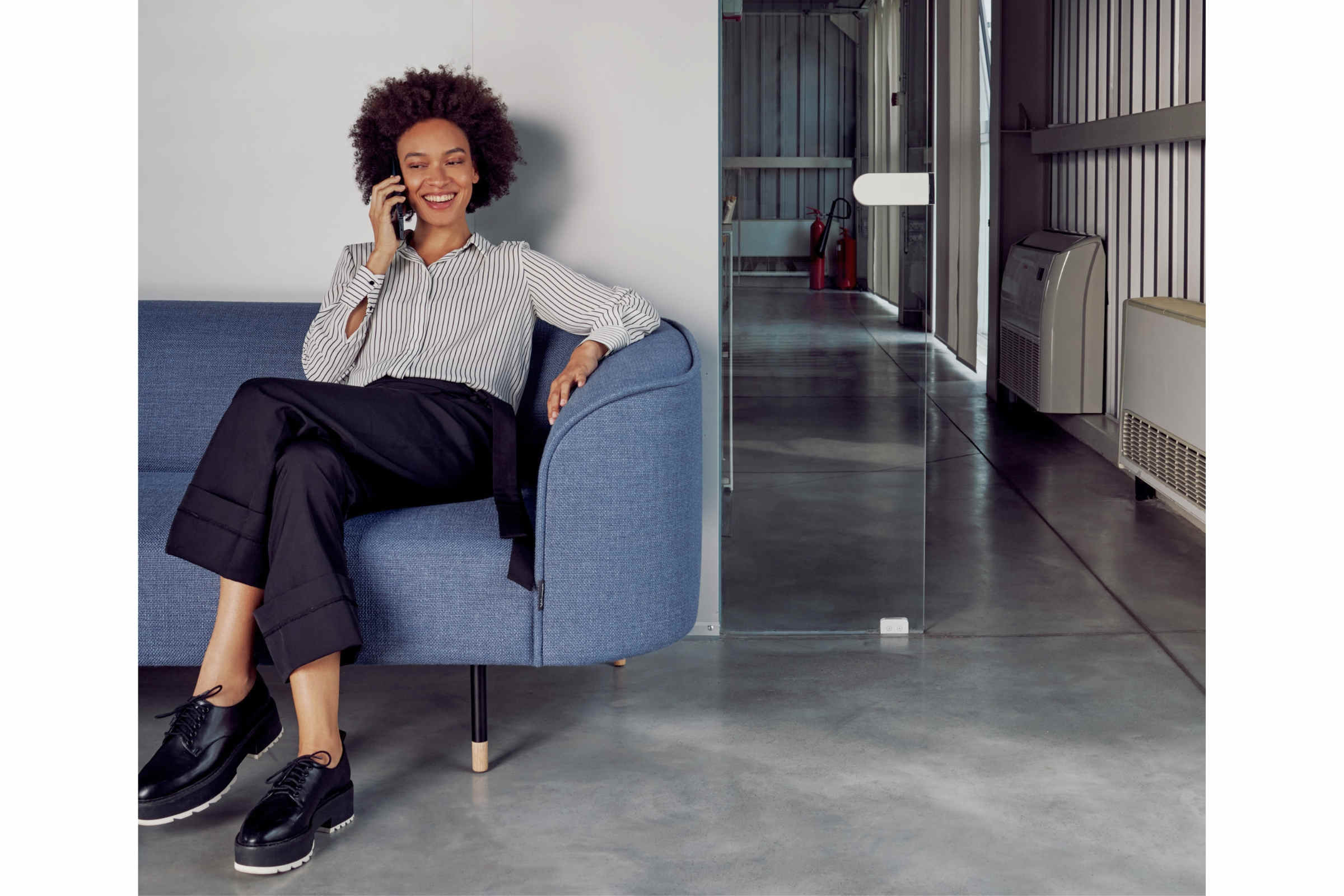 Nahaufnahme einer Person sitzend auf dem Sofa in Blau