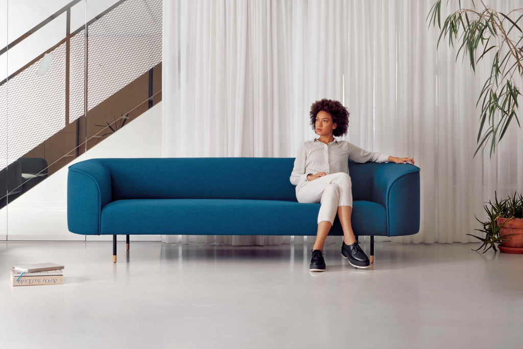 Sofa in Blau mit Person im modernen Interieur