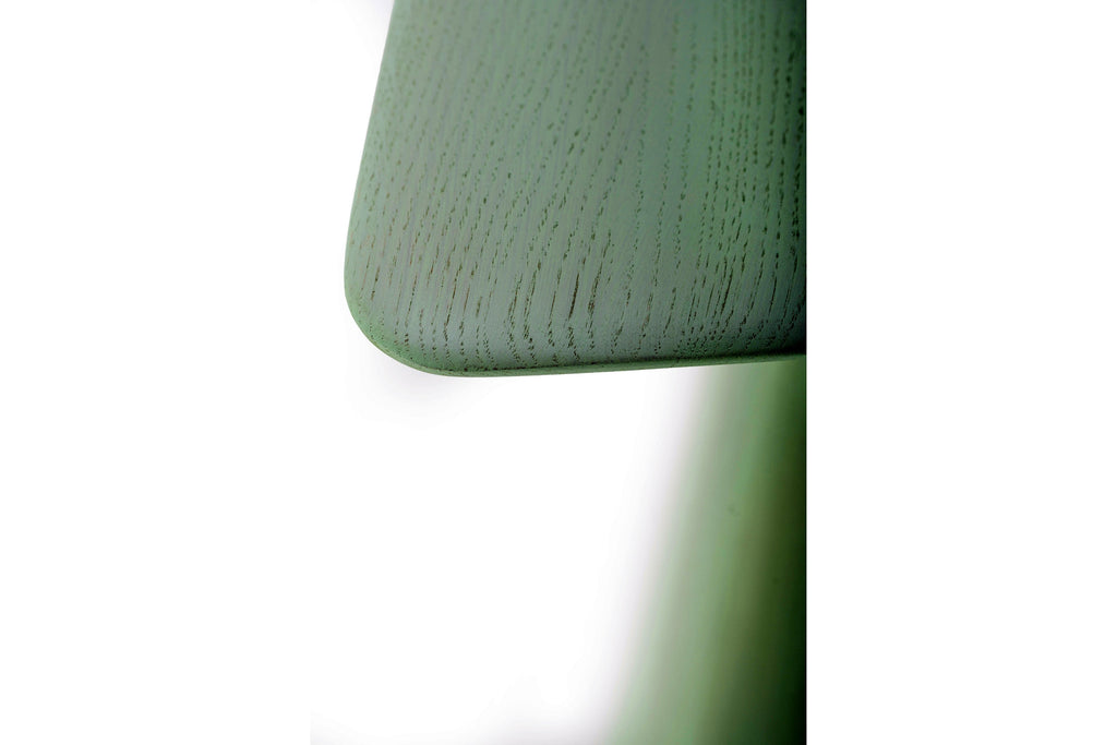 Nahaufnahme der Ecke des Beistelltischs