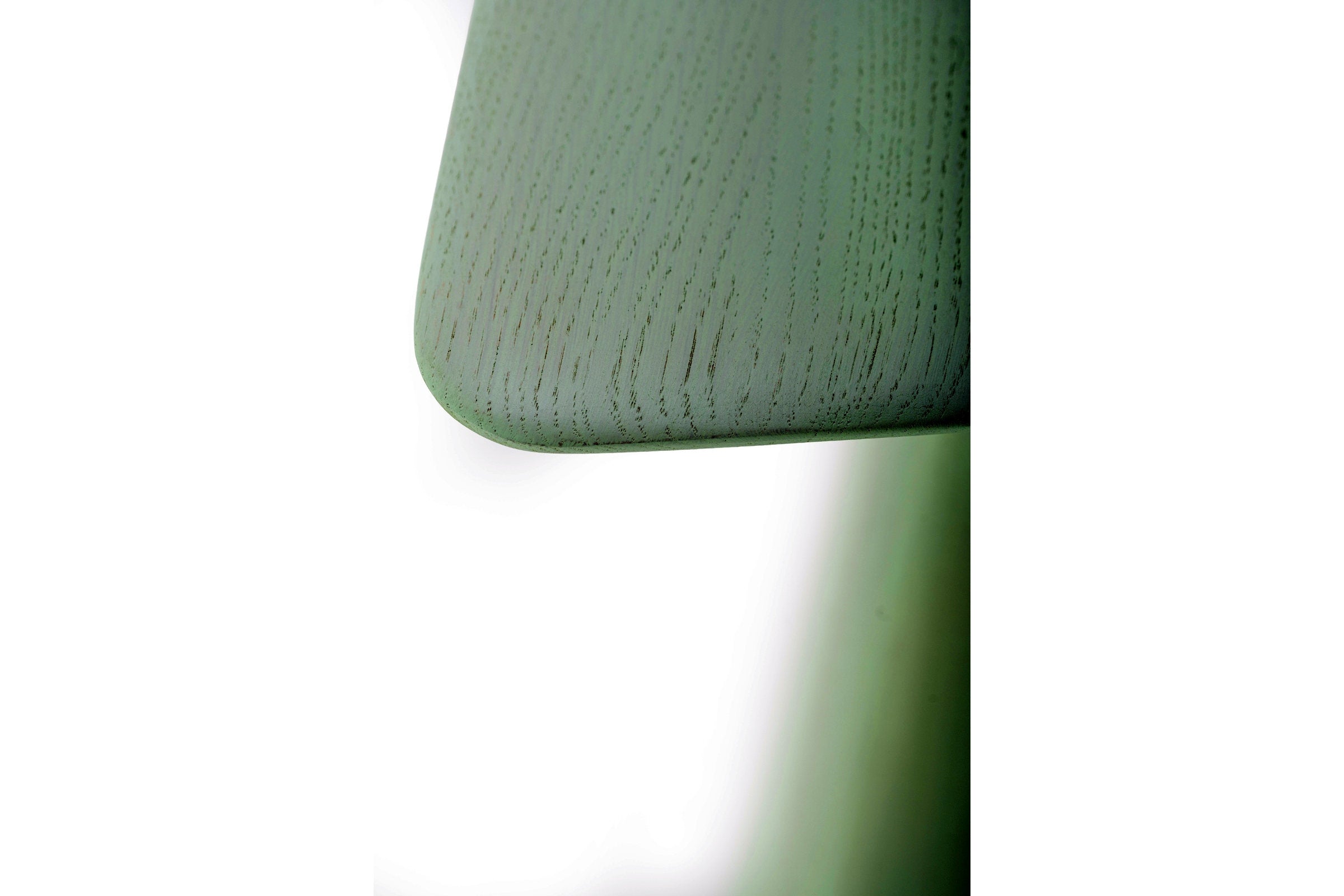 Nahaufnahme der Ecke des Beistelltischs