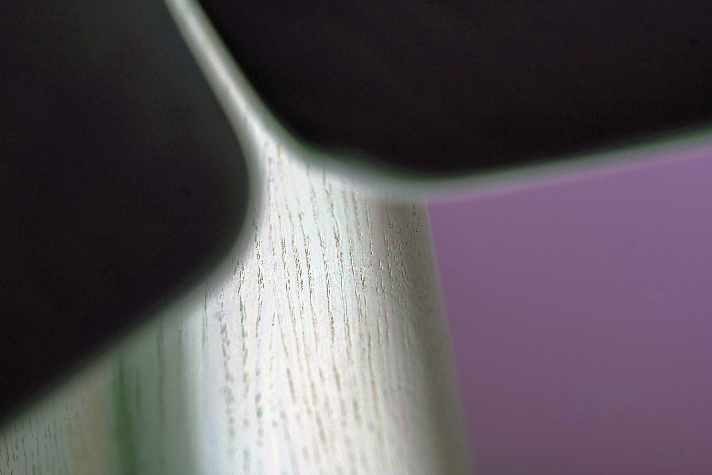 Nahaufnahme des Sockels des Beistelltischs