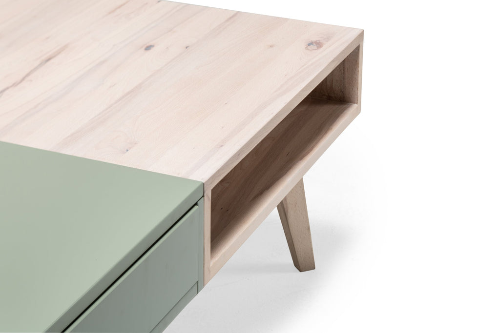 Nahaufnahme der offenen Ablage des LOTTE Massivholz Couchtischs