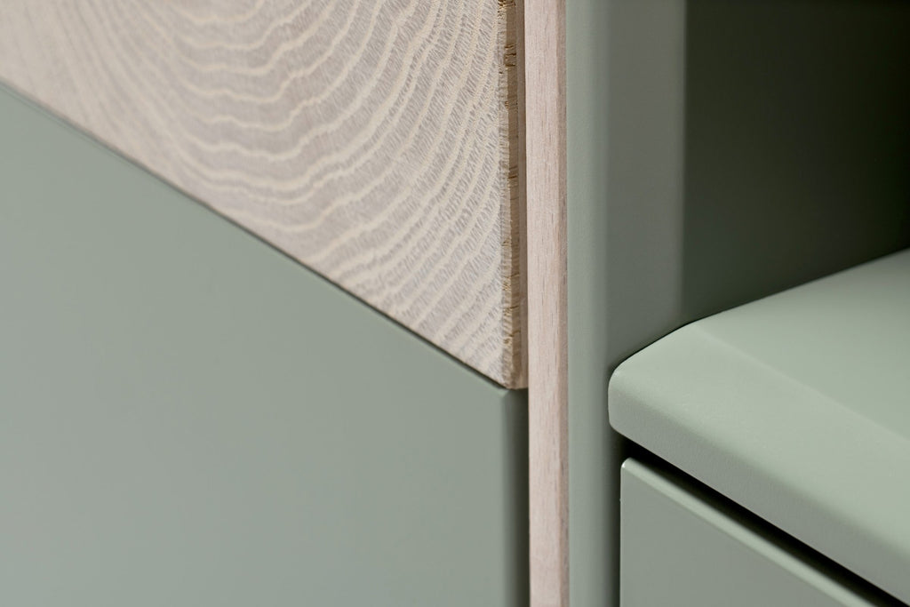 Detailansicht der Holzmaserung und grünen Front des TV-Lowboards