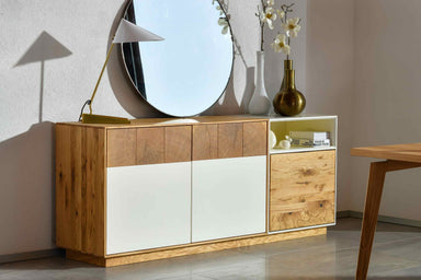 LOTTE Massivholz Sideboard mit dekorativen Accessoires im Wohnzimmer