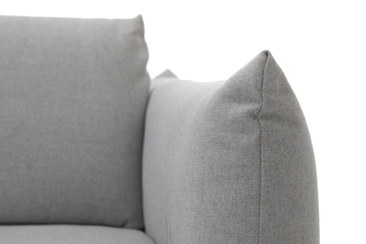 LUNA Designer Schlafsofa Detailansicht der gepolsterten Armlehne und Stoffstruktur