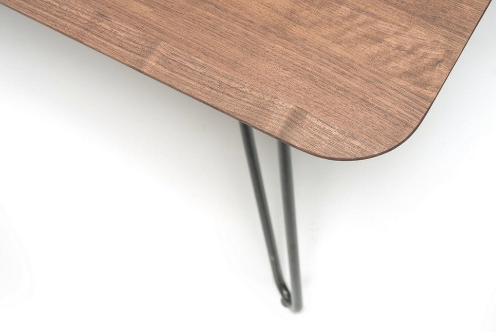 Detailansicht der Tischplatte mit Holzmaserung