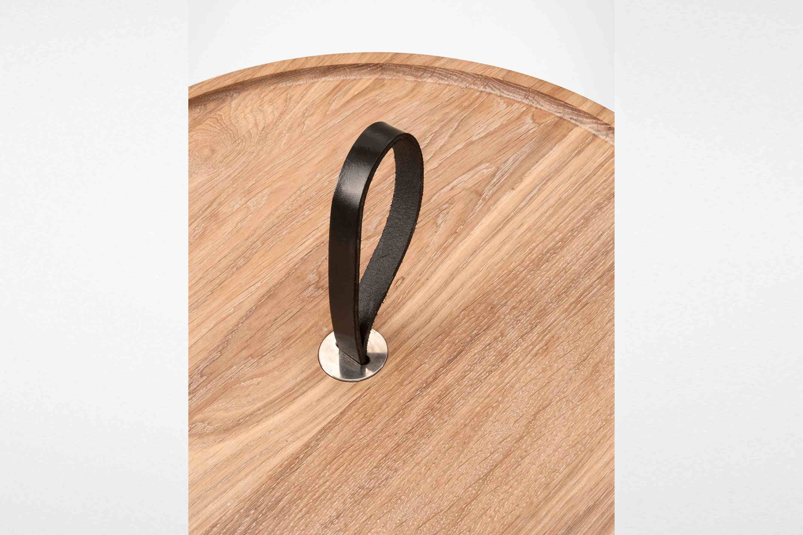 Detailaufnahme der Lederschlaufe des MALIN Beistelltisches