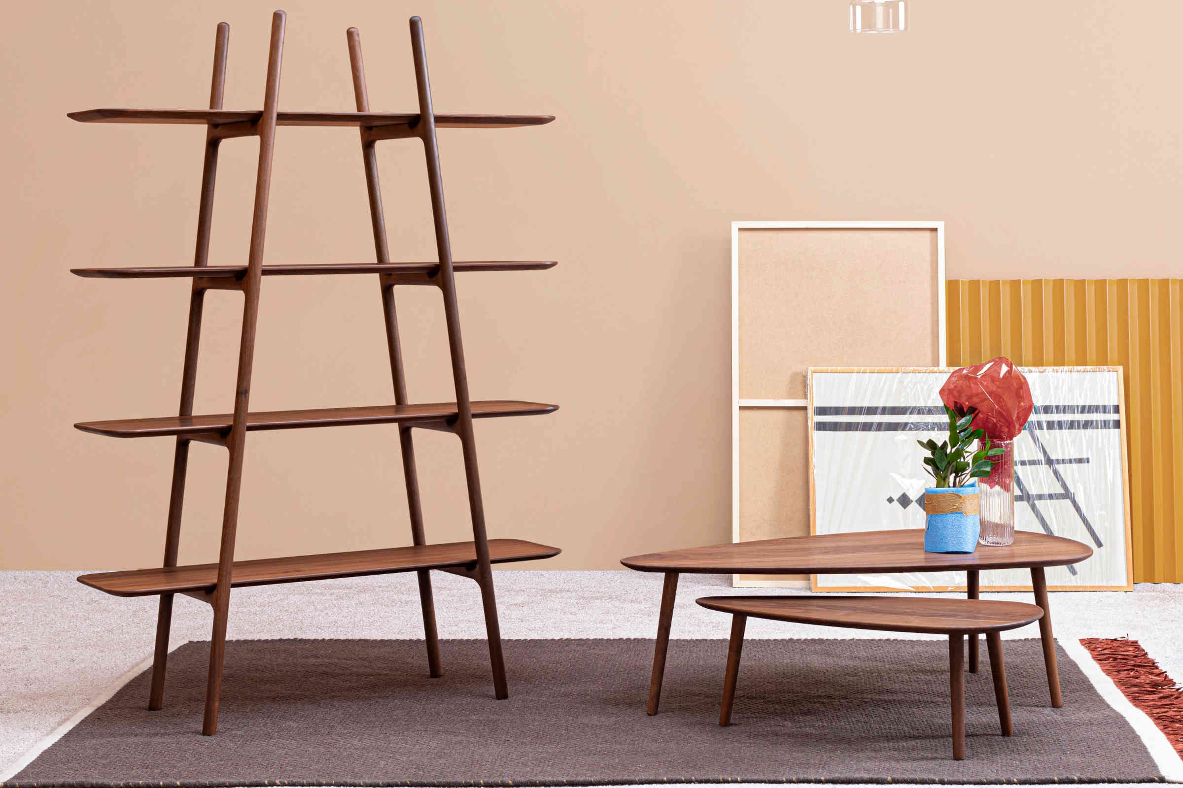 MALIN Designer Couchtische in einem modernen Raum mit Bücherregal