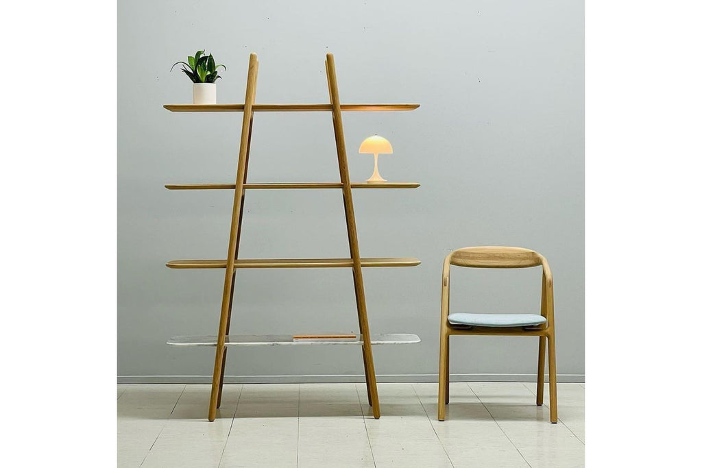 Das Regal in modernem Interieur, eingerichtet mit Dekoration