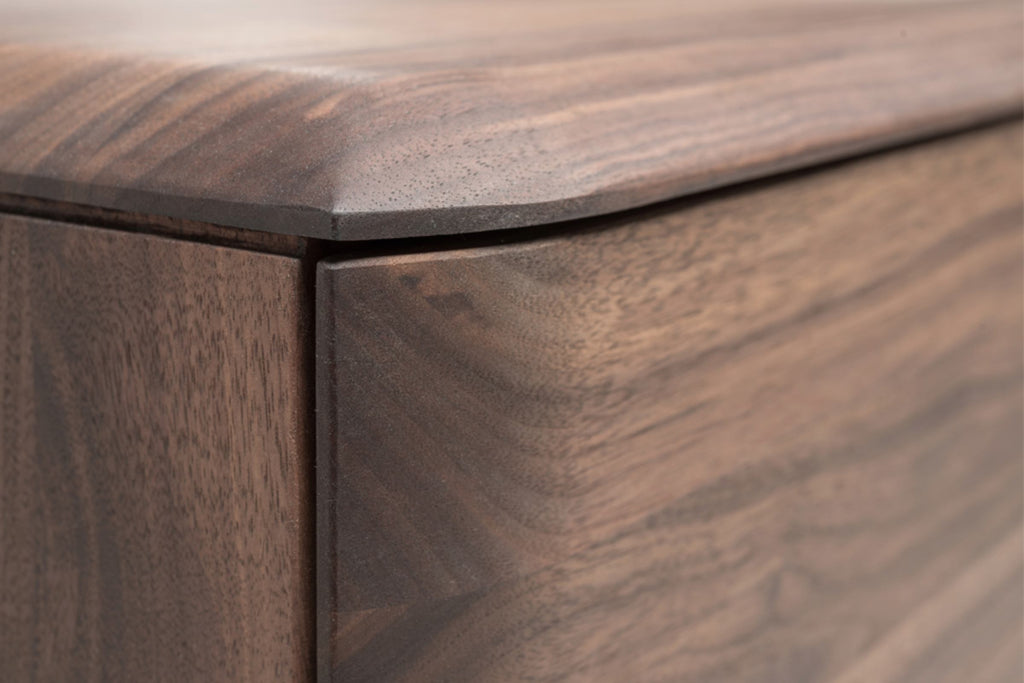 Nahaufnahme der abgerundeten Ecke und Holzstruktur des MALIN Designer TV-Lowboards von Woak - SOLIDMADE