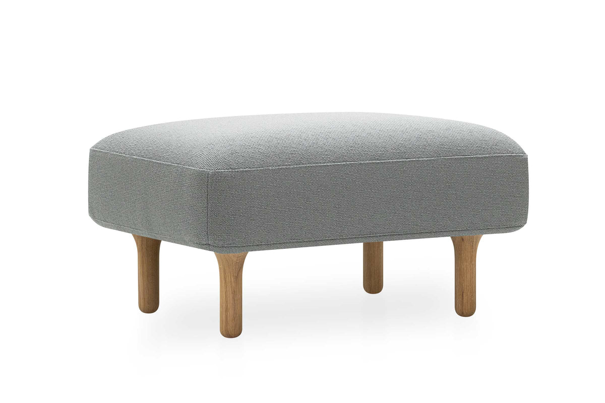 MANDARIN Pouf von Volumen mit abgerundeter Sitzfläche und Holzfüßen