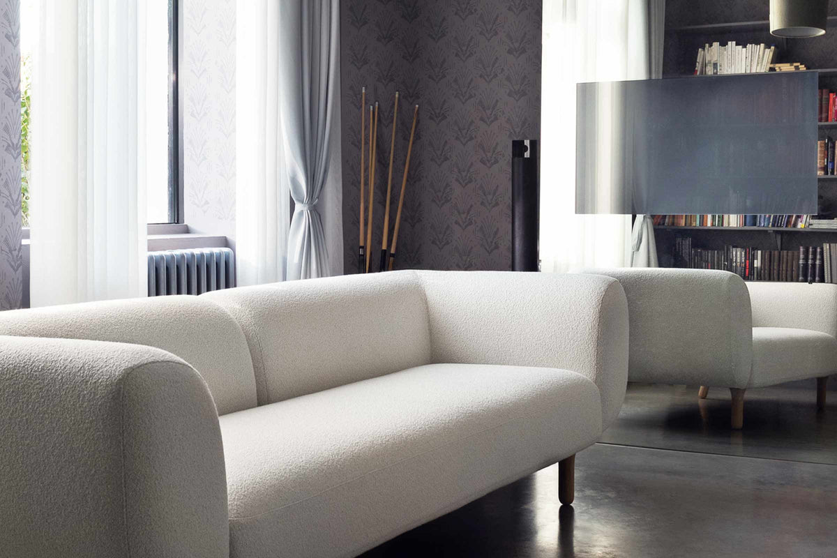 Modular Sofa in Grau mit Chaiselongue im modernen Wohnraum