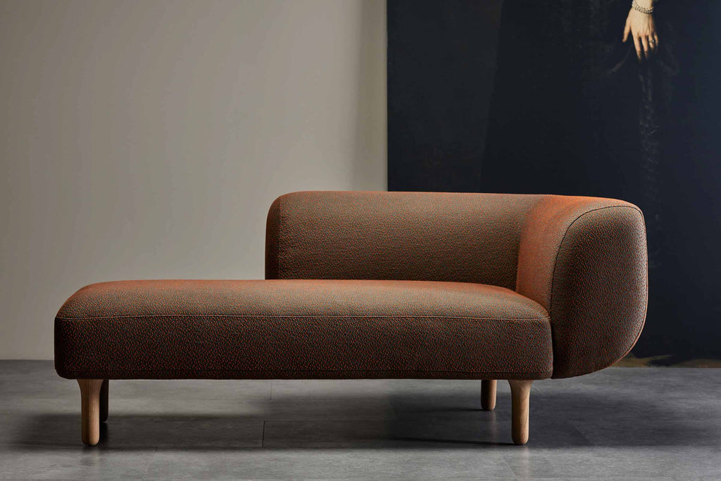 Designer Sofa von Volumen in hellem Stoff im eleganten Wohnraum