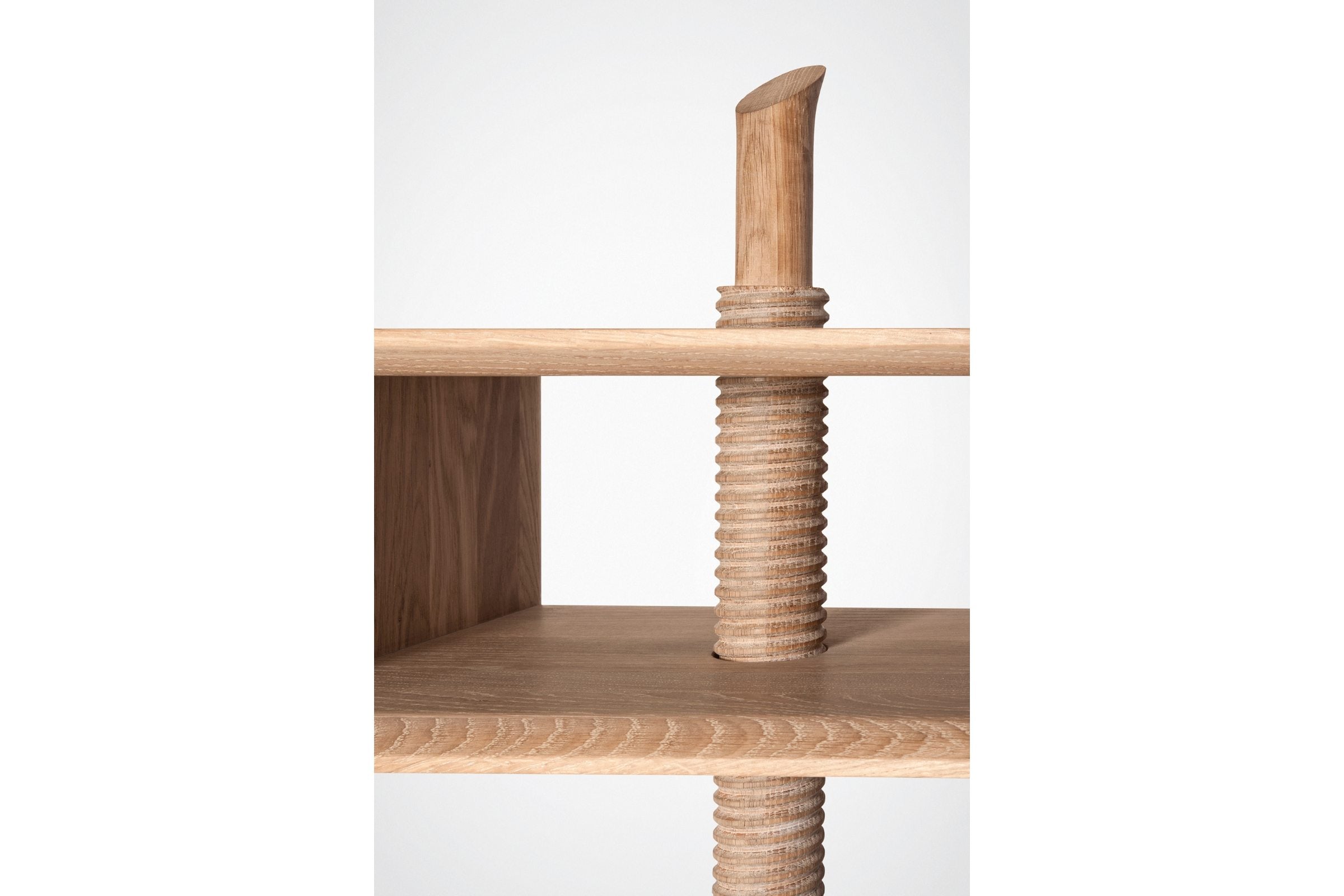 Detailaufnahme des höhenverstellbaren Mittelteils des MARIA Massivholz Beistelltisches von Whiteoak