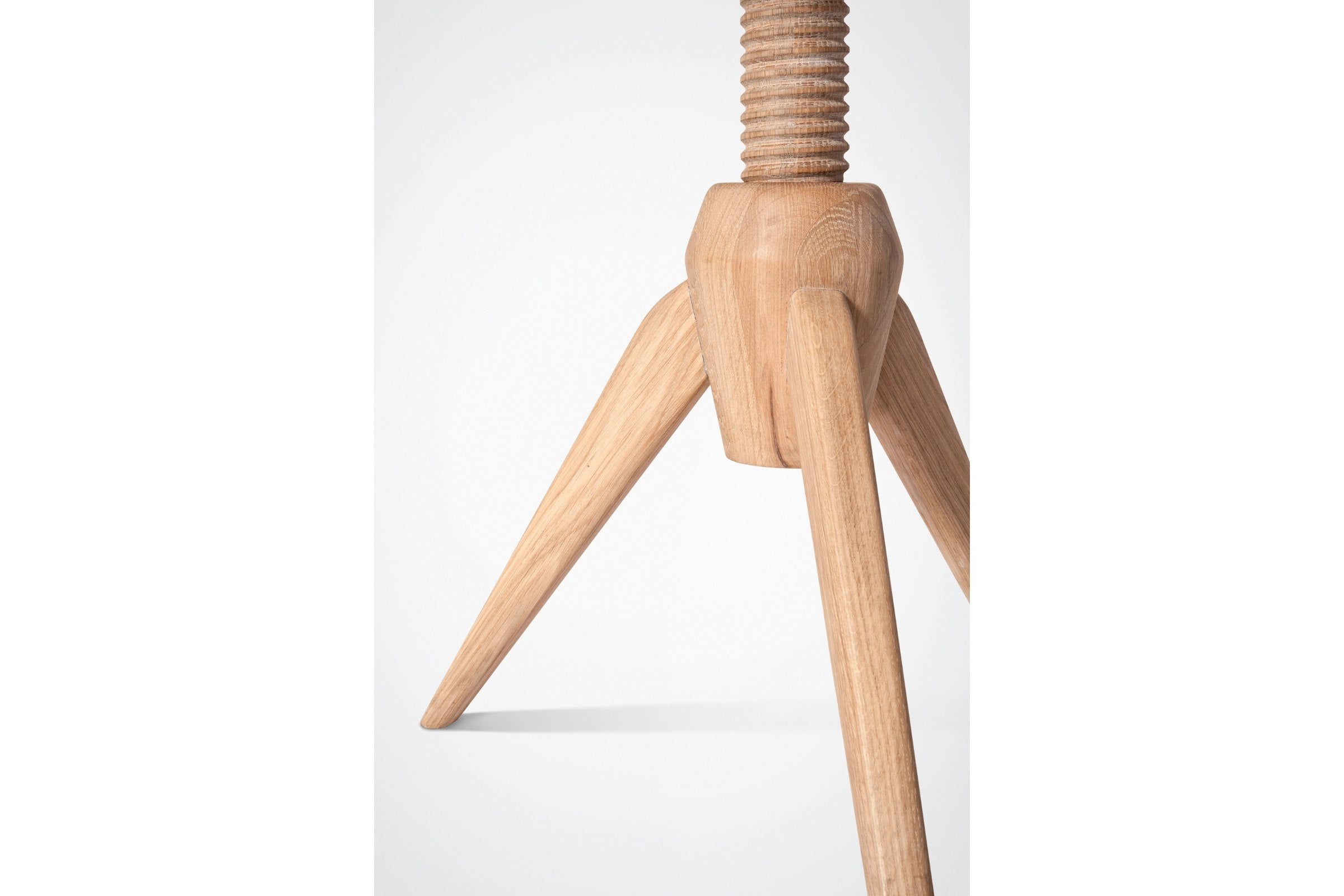 Beine des höhenverstellbaren MARIA Massivholz Beistelltisches aus Massivholz