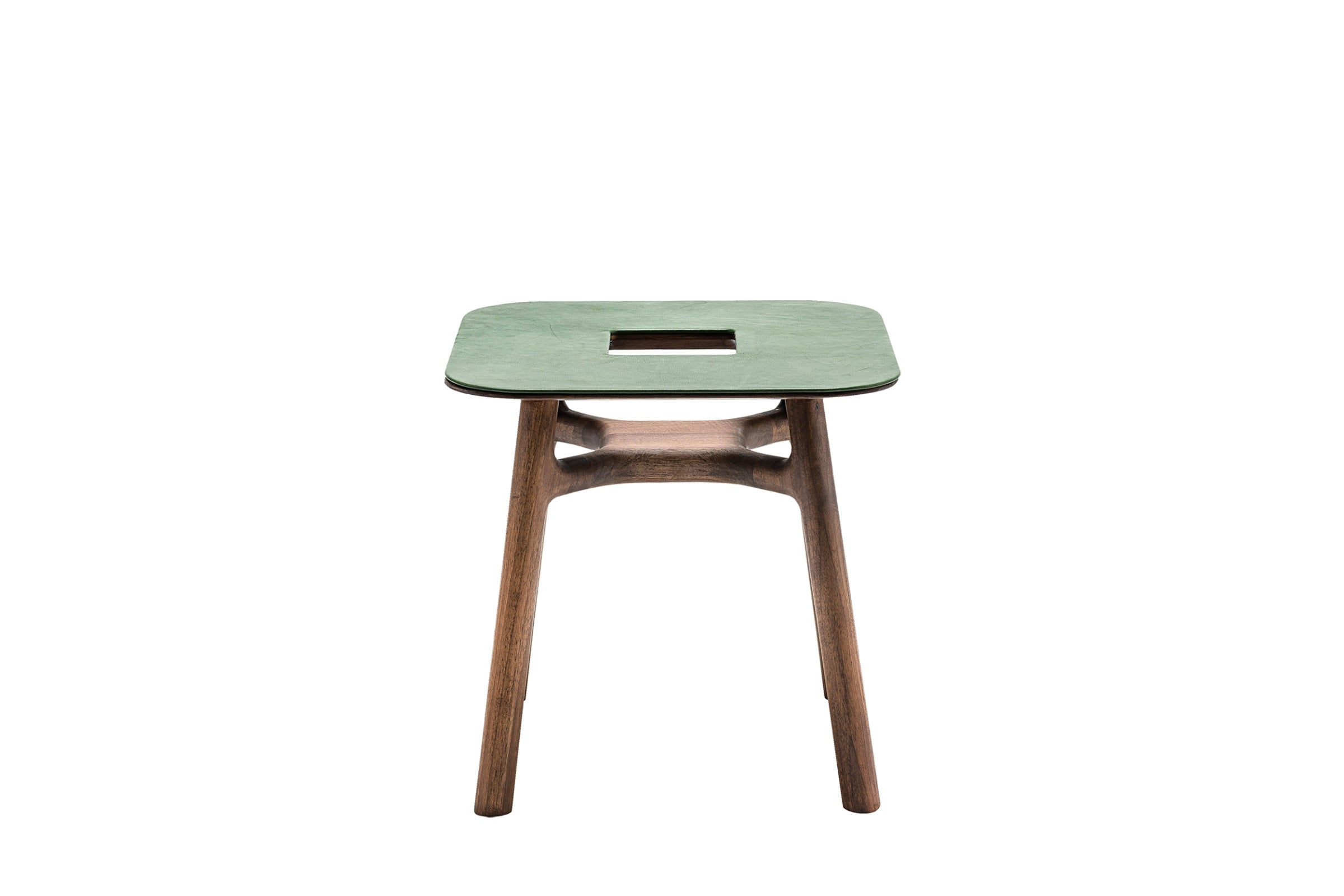 Frontansicht des Marshall Designer Couchtisches von Woak mit Leder-Tischplatte