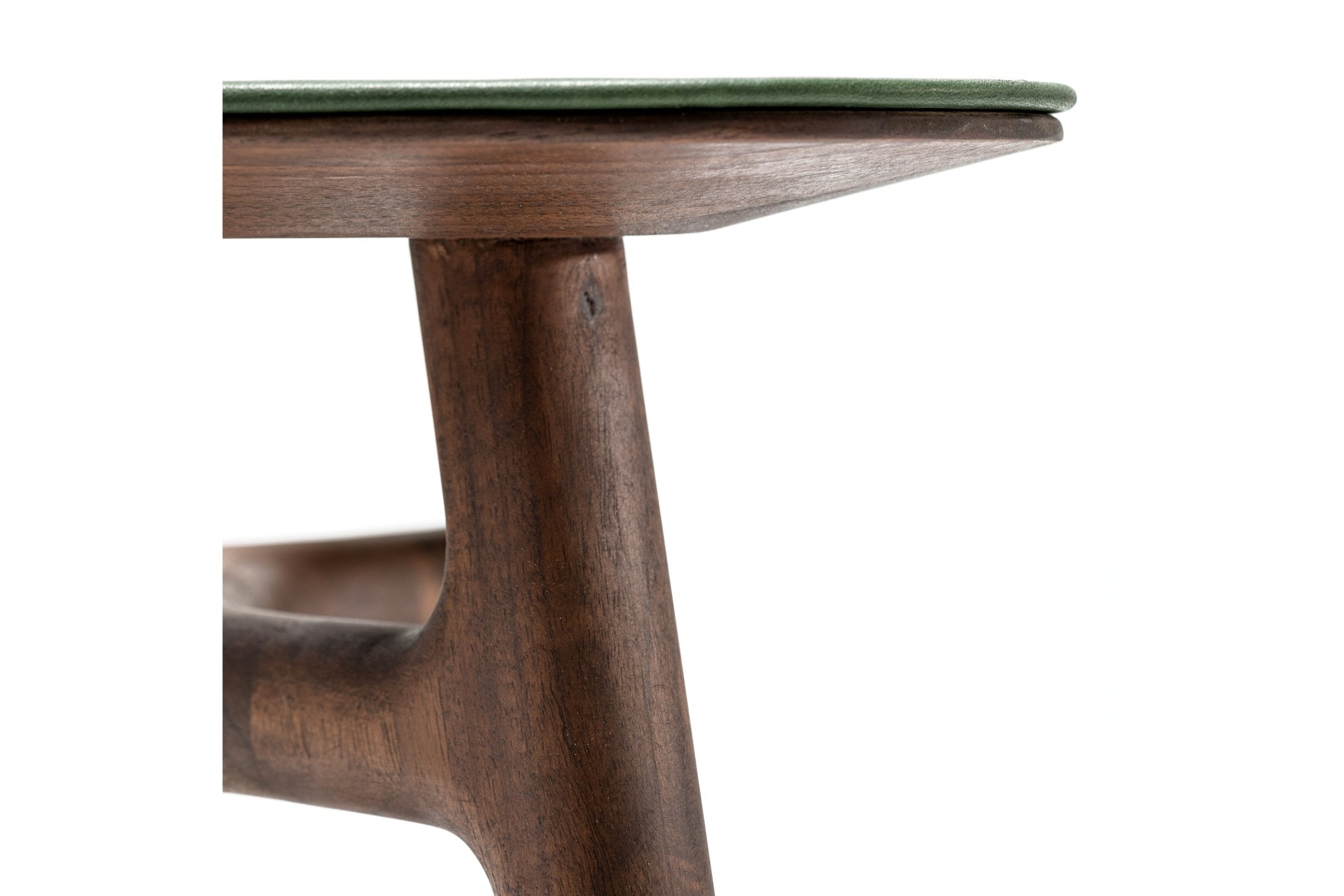 Detailaufnahme der Massivholzbeine des Couchtisches von Woak