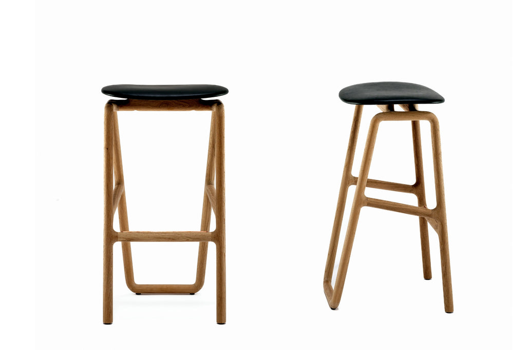 Seitenansicht und Vorderansicht des Designerhockers – minimalistisches Design