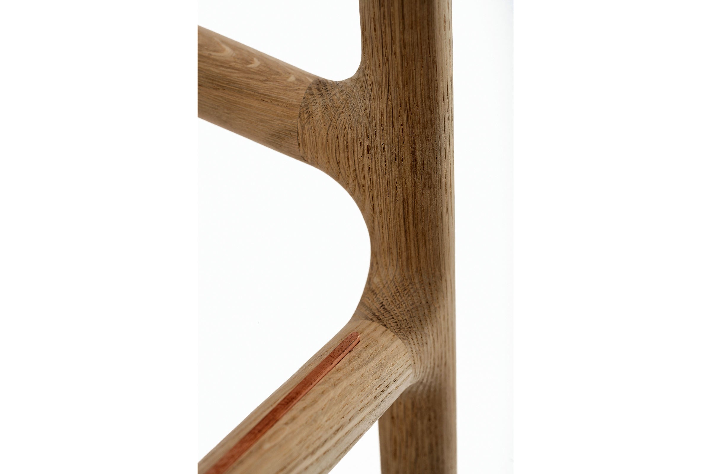 Detailaufnahme: Massivholzstrebe mit eingelassener Kupferkante