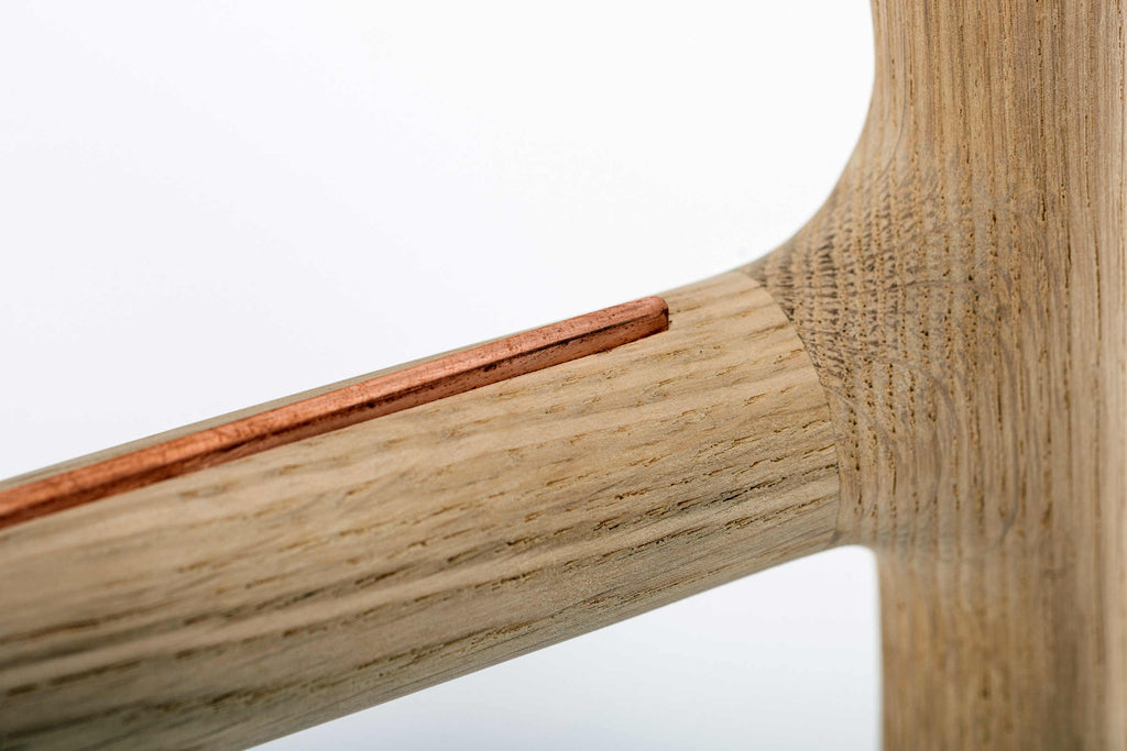 Nahaufnahme: Massivholzstrebe mit eingelassener Kupferkante