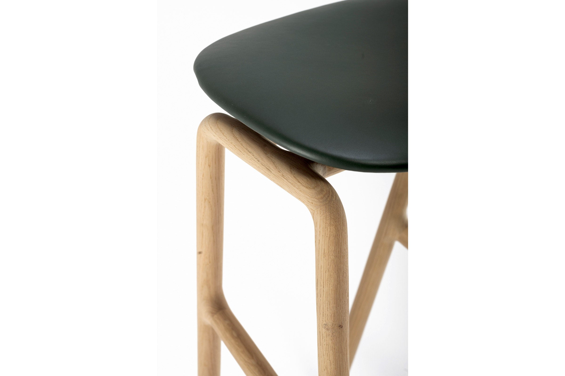 Seitliche Nahansicht des Barhockers
