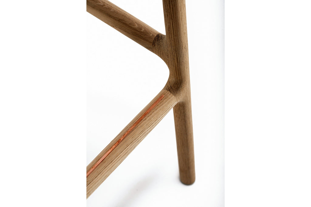 Detailansicht des Kupferelements im Fußtritt eines Barhockers
