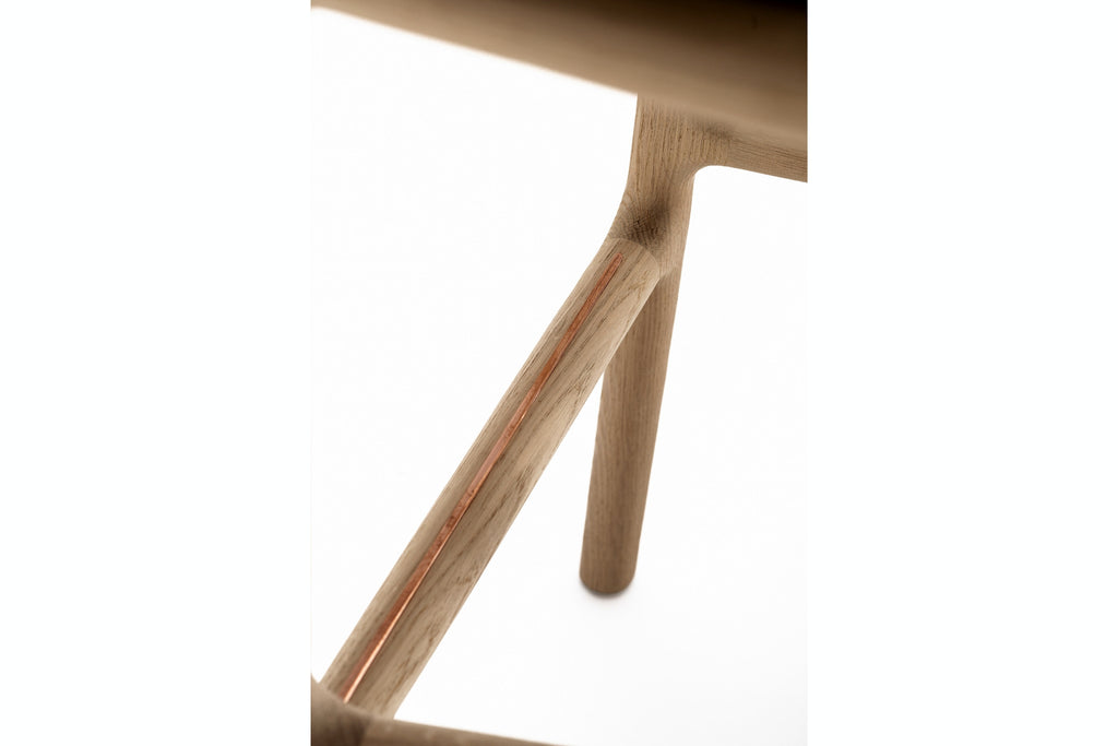 Kupferelement im Fußtritt des Barstuhls – feine Verarbeitung