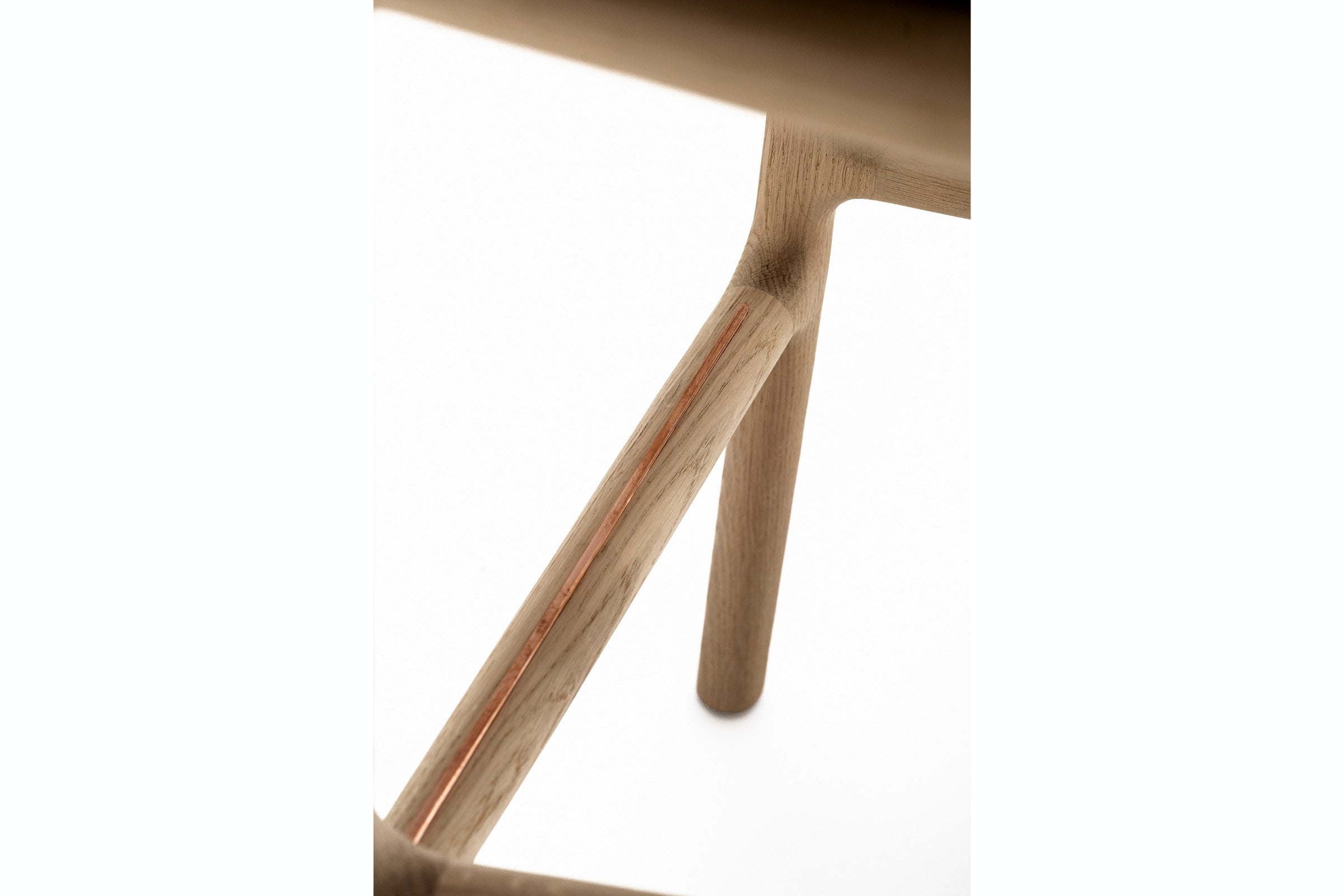 Kupferelement im Fußtritt des Barstuhls – feine Verarbeitung