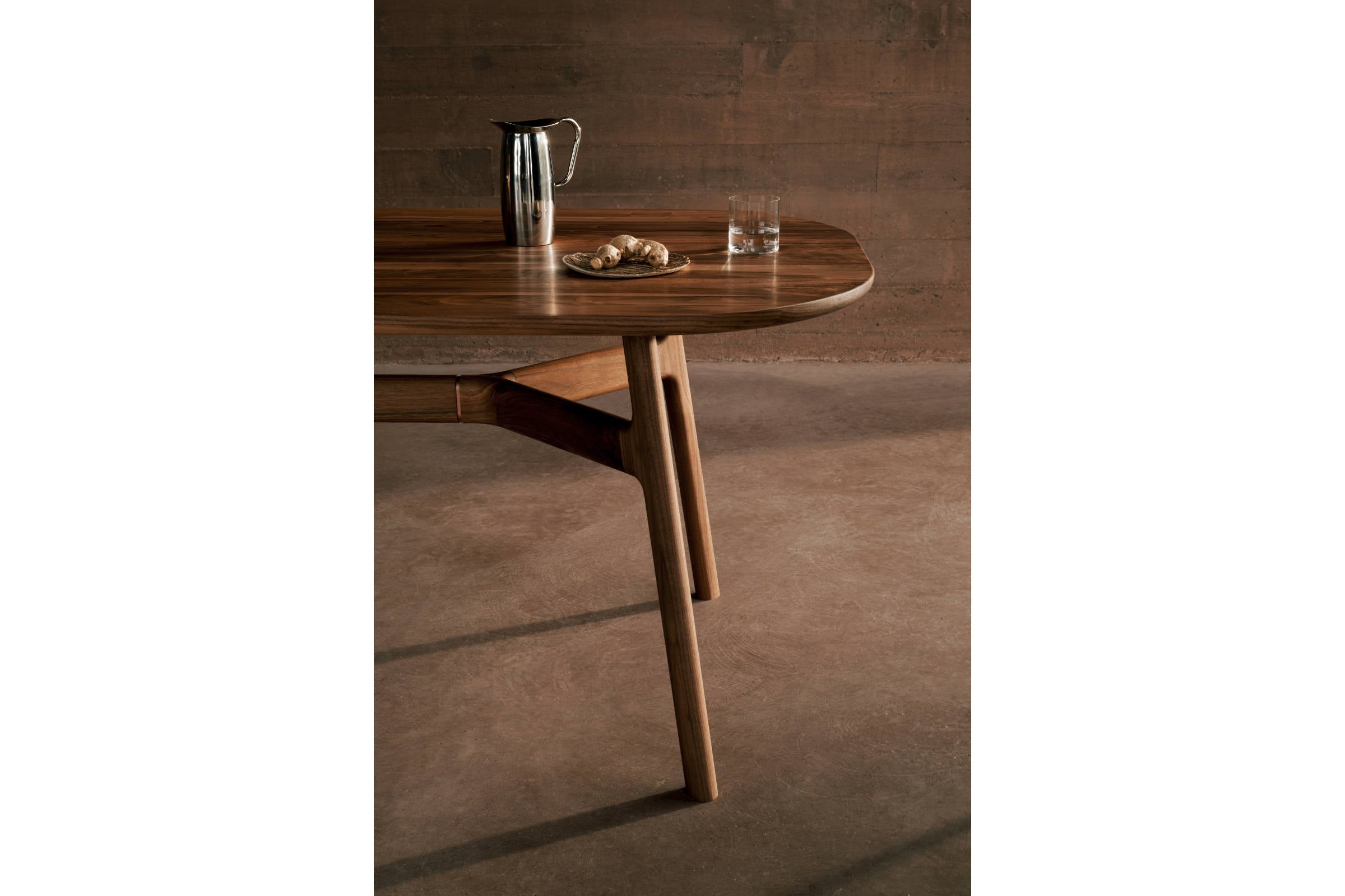 Designer-Esstisch von Woak mit Glas, Teller und Kanne