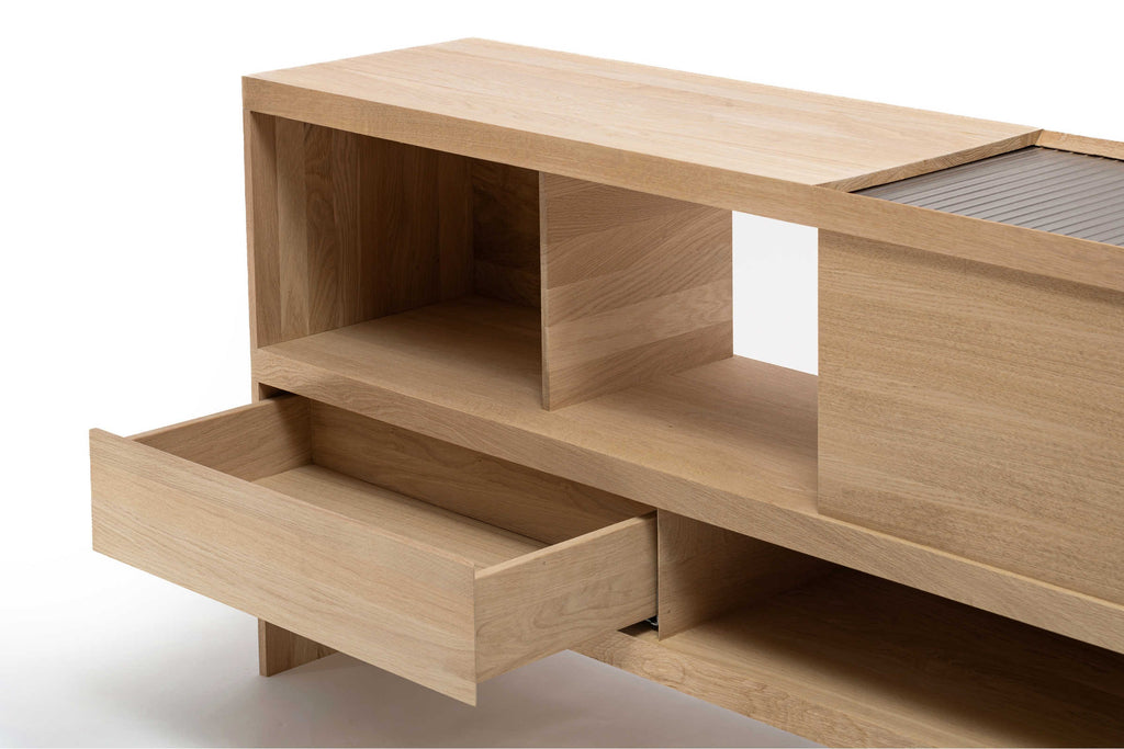 Offene Schublade des minimalistischen Designer Sideboards