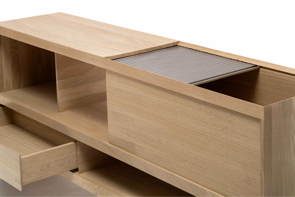 Modernes Designer Sideboard aus Holz mit geöffnetem Rollladen