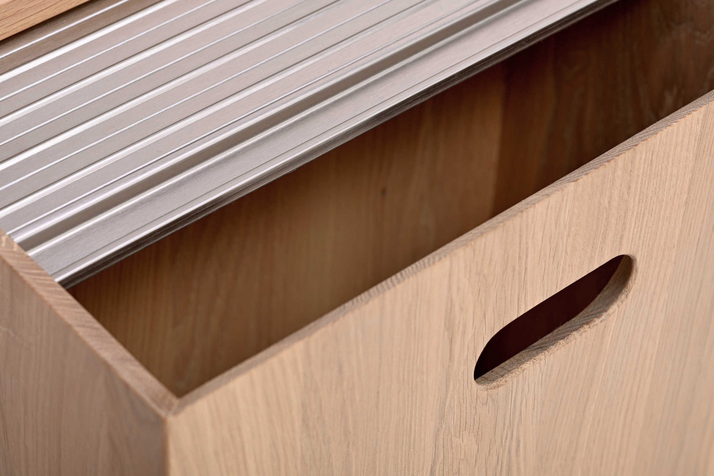 Beistelltisch mit geöffneter Rollladenfunktion seitlich fotografiert