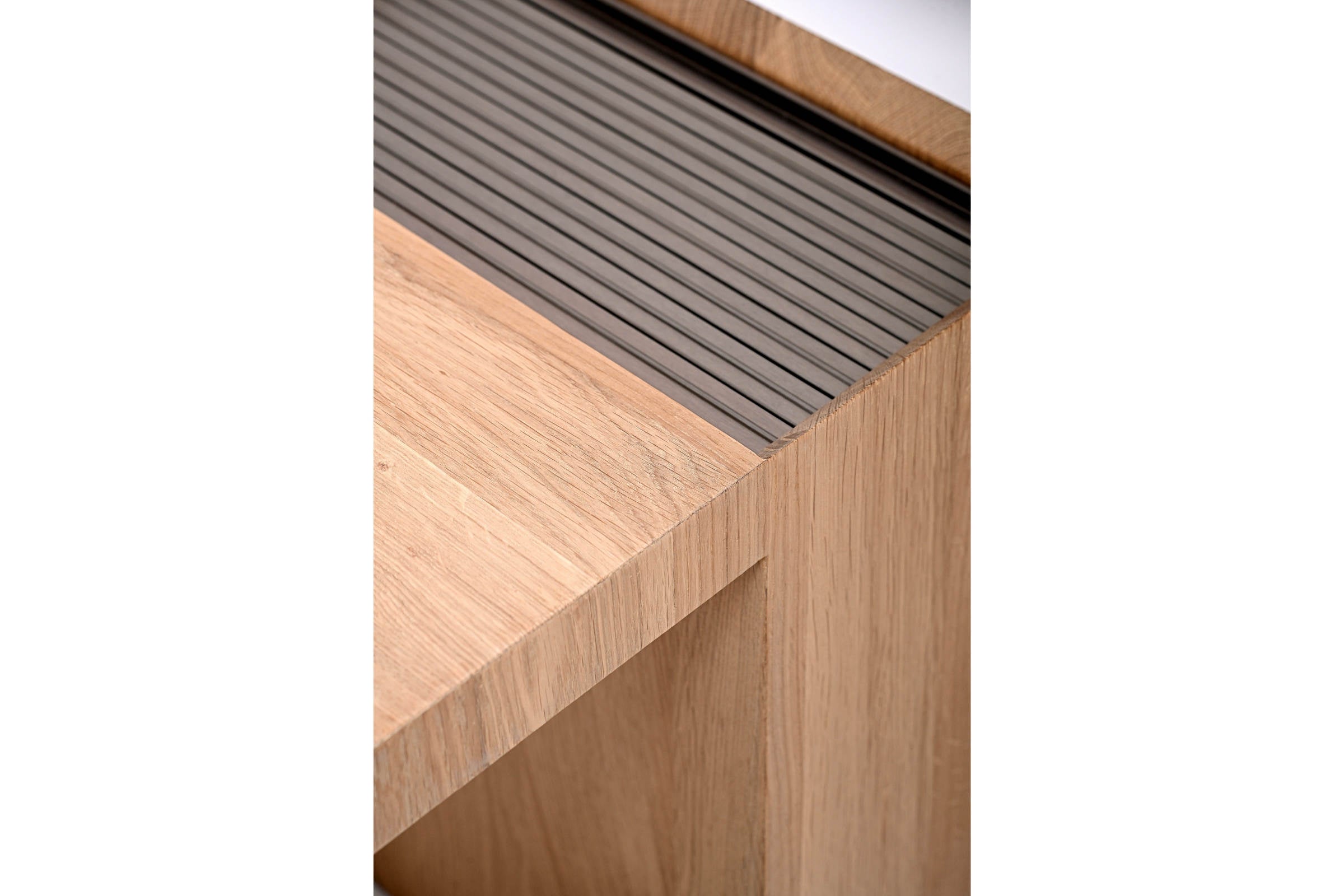 Detailansicht des Aluminiumrollladens am Beistelltisch