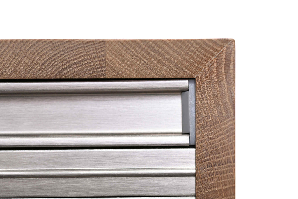 Eckdetail des Beistelltisches – Holz und Aluminium kombiniert