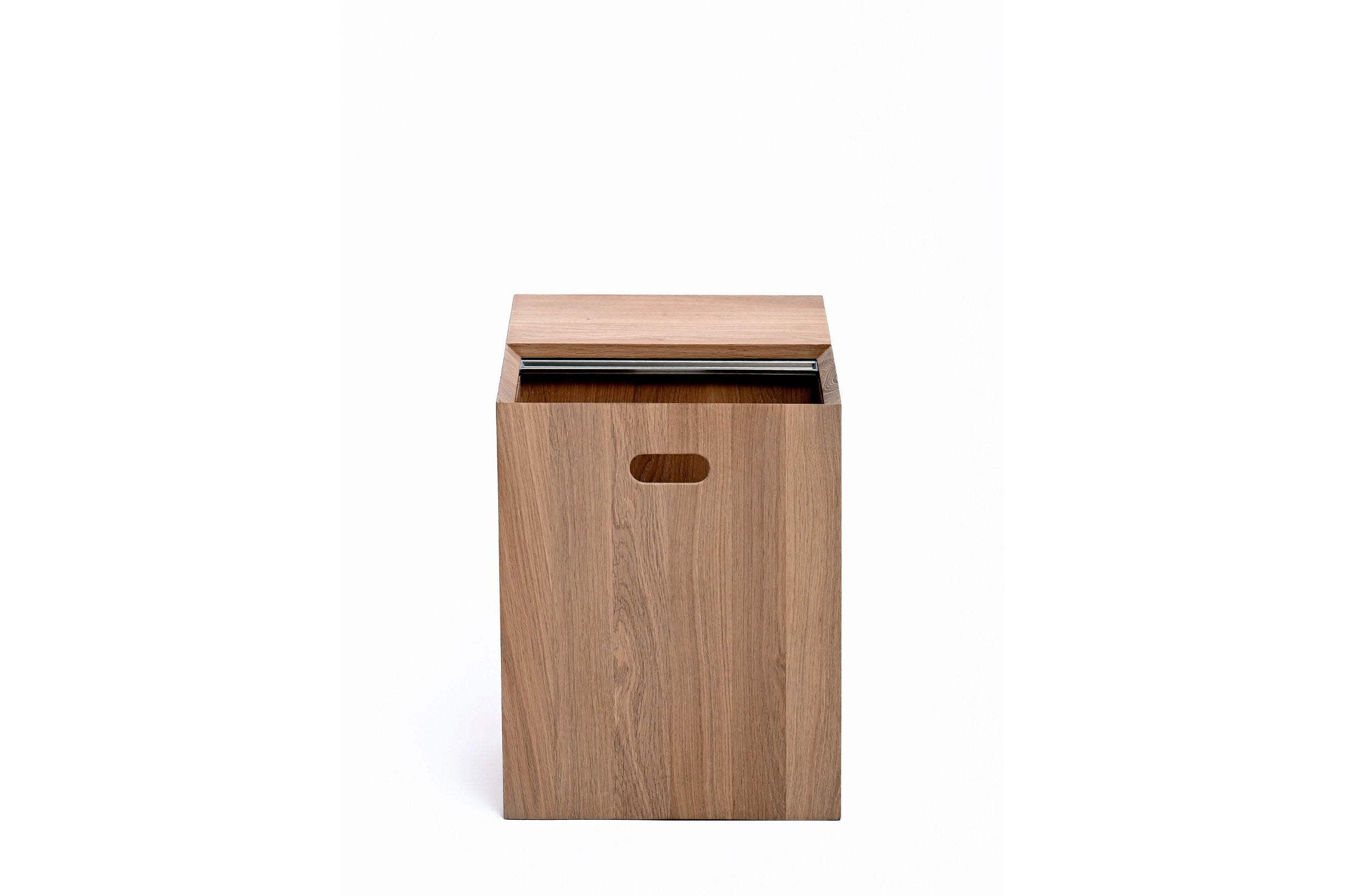 Frontalansicht des Beistelltisches mit geöffnetem Rollladen