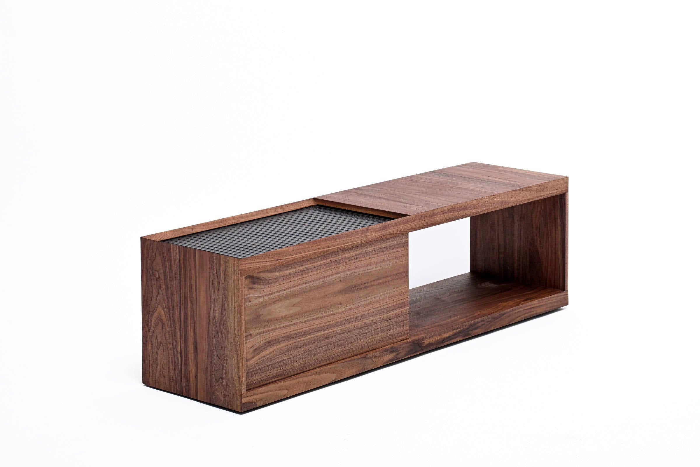 MIOS Designer Couchtisch – Schrägansicht aus massivem Nussbaumholz mit offener Seite rechts