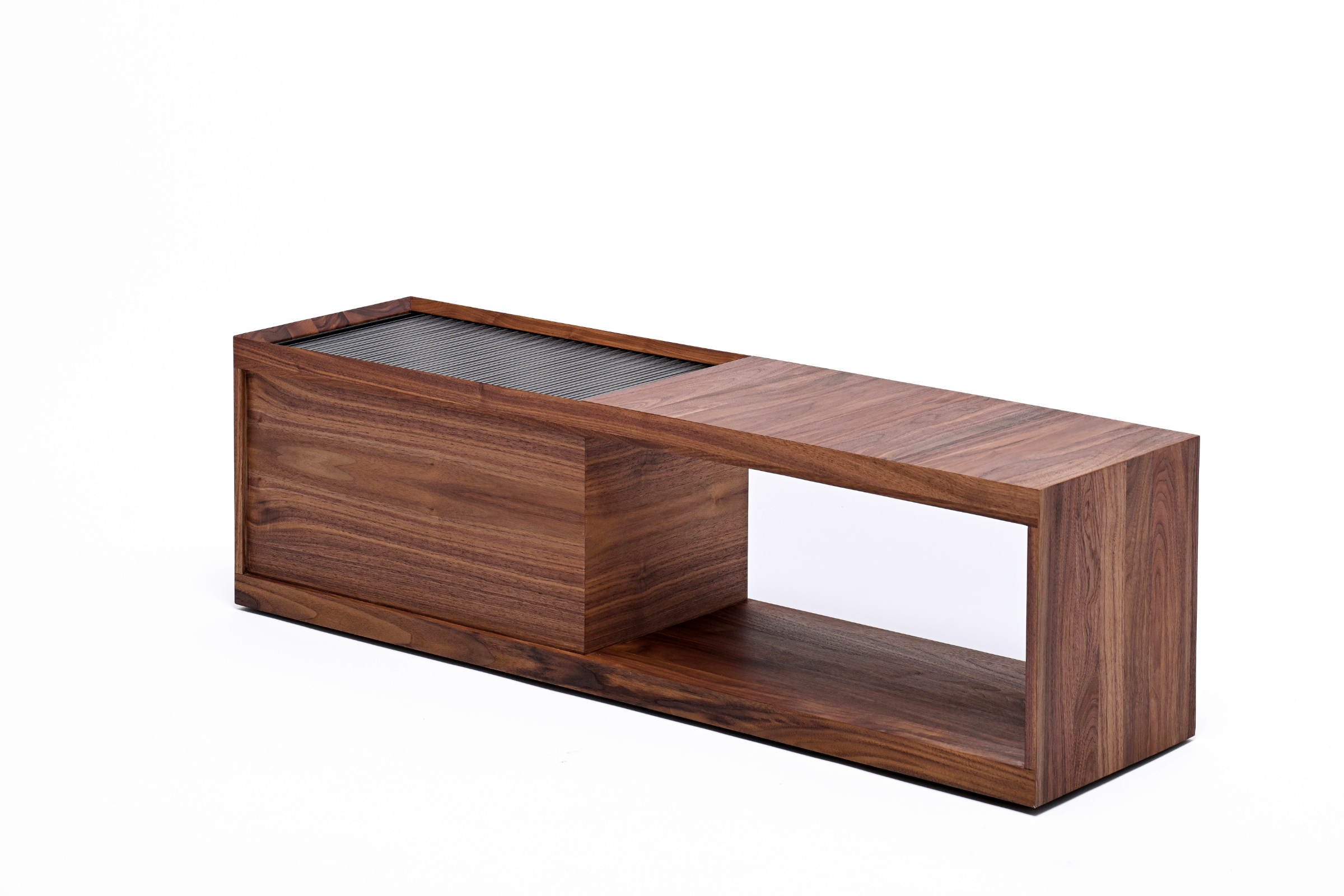 MIOS Designer Couchtisch – Schrägansicht aus massivem Nussbaumholz mit offener Seite links