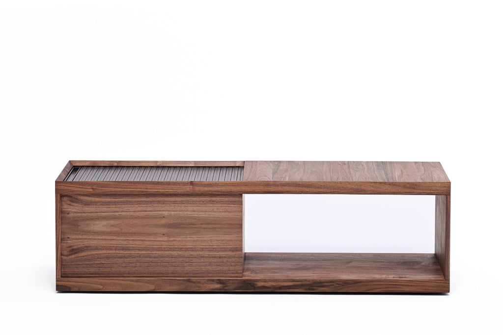 MIOS Designer Couchtisch – Frontansicht aus massivem Nussbaumholz mit offener Seite rechts
