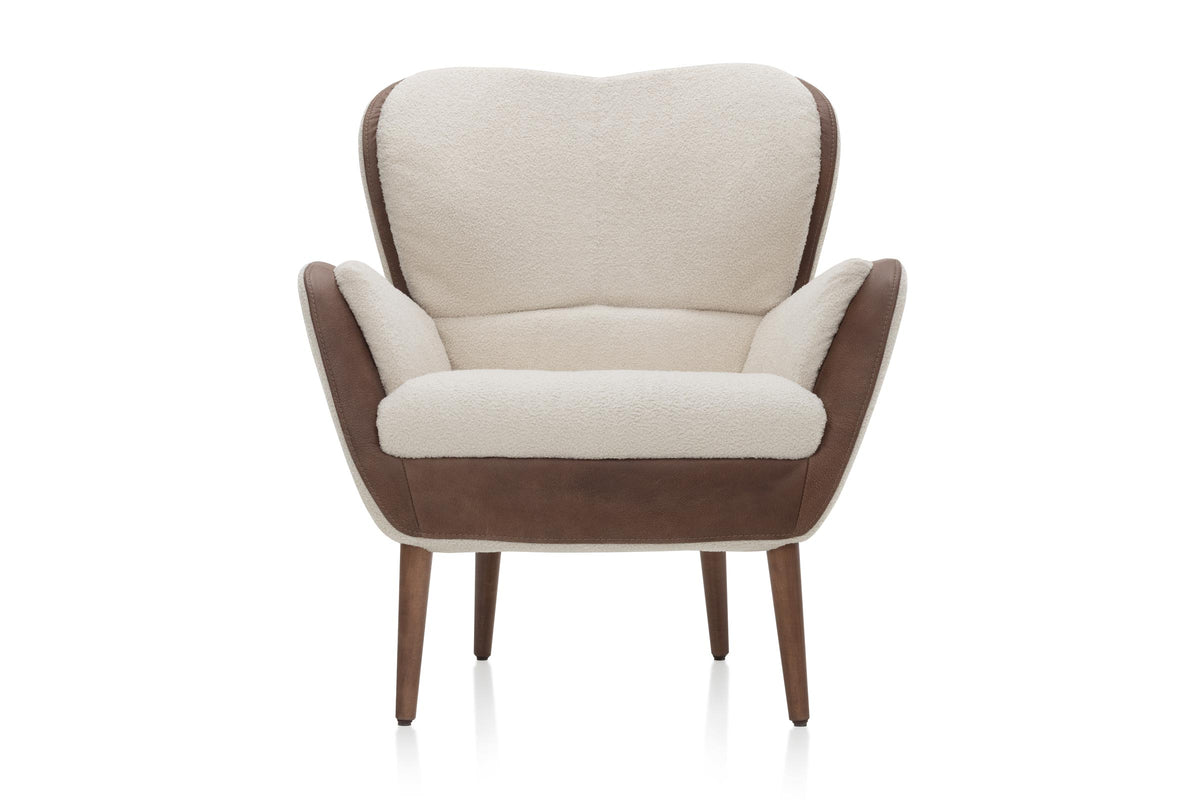 MIO Designer Sessel von EXTRAFORM in hellem Stoff mit braunen Details und Holzfüßen