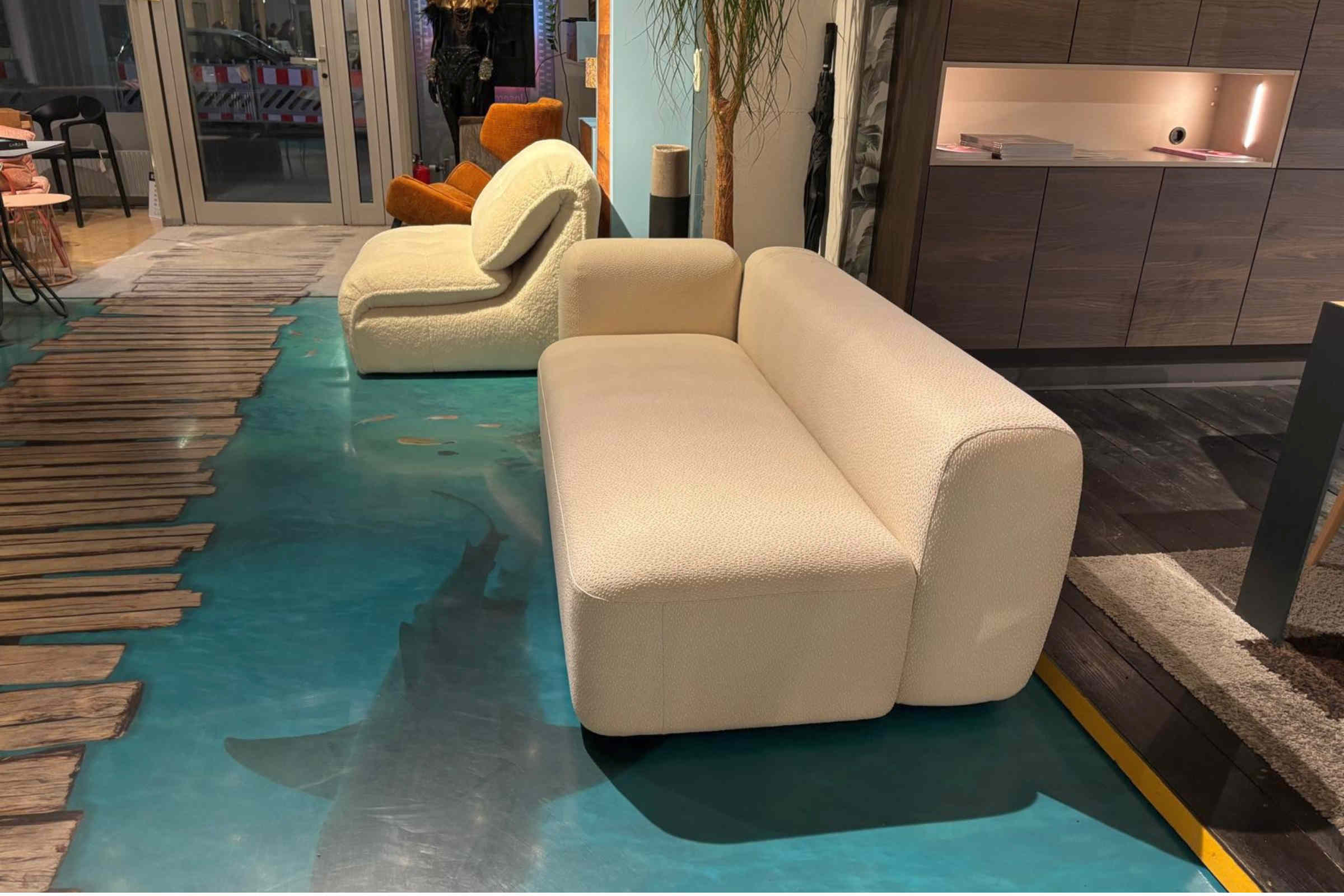 MONOLITE Designer-Zweisitzer-Sofa in einem Showroom - Seitenansicht