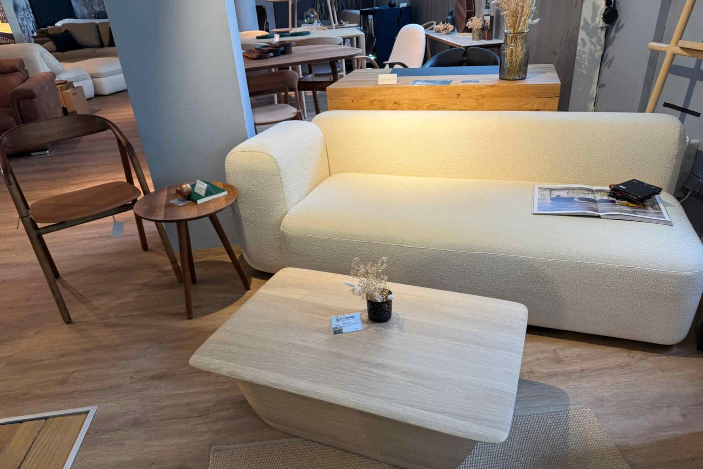 MONOLITE Designer-Zweisitzer-Sofa in einem Showroom mit passendem Couchtisch