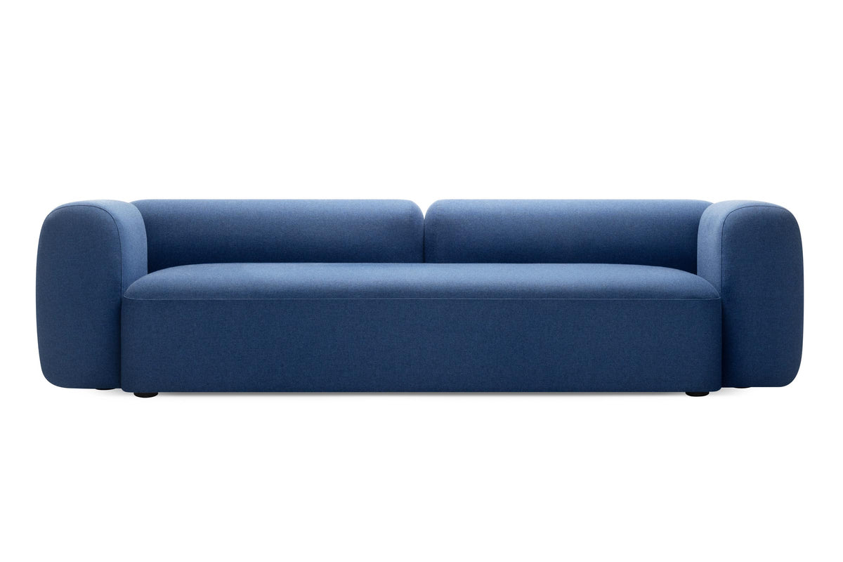 Designer Sofa von Volumen in Blau mit zwei breiten Armlehnen