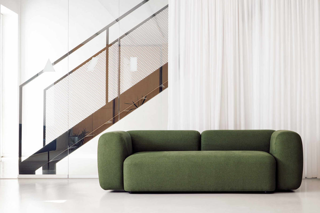DOLMEN Designer Modular Sofa von Volumen in Grün mit abgerundeten Armlehnen im modernen Wohnraum