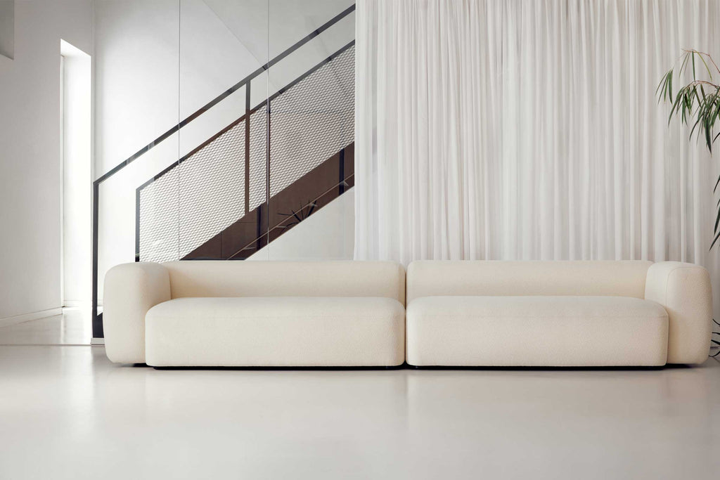 Designer Modular Sofa von Volumen in Cremeweiß mit großzügiger Sitzfläche und weichen Formen