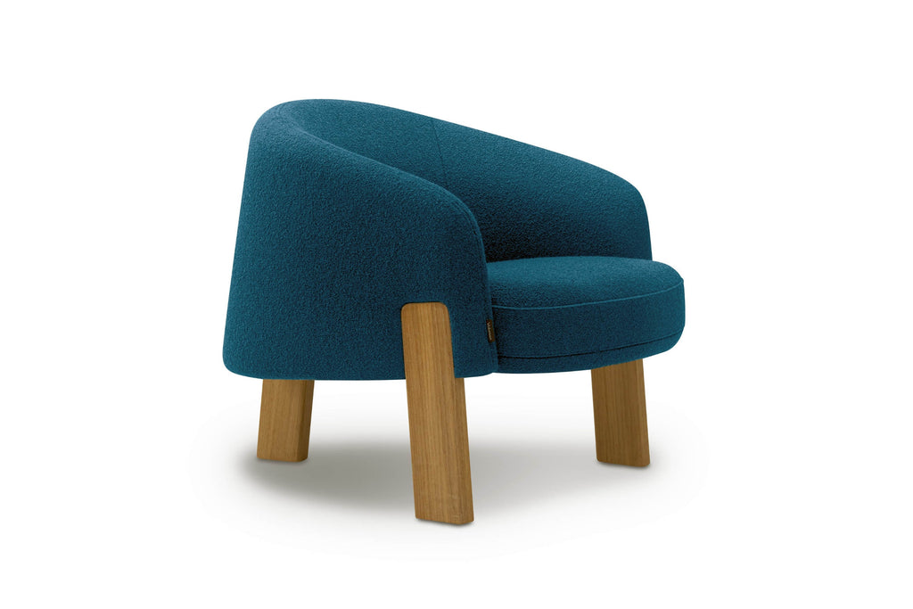 MONO Designer Sessel in seitlicher Perspektive mit Eichenholzfüßen