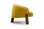 Seitenansicht des Sessels in Gelb mit starker Rückenneigung