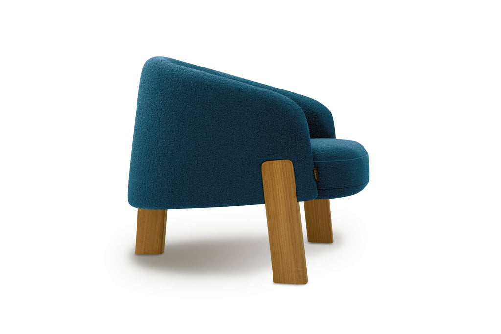 Blauer Sessel mit Massivholzbeinen, Seitenansicht