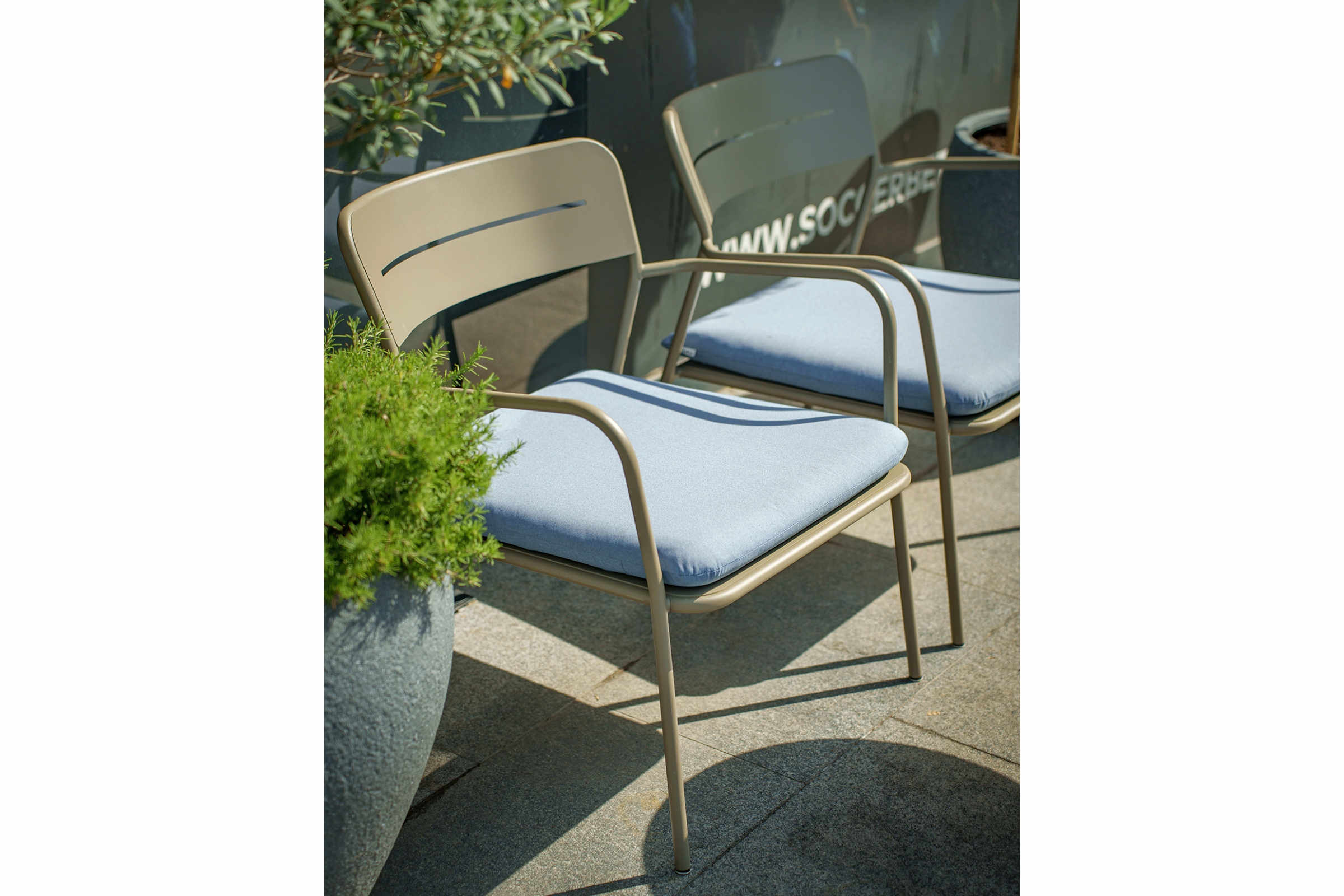 NERO Gartensessel Paar auf Terrasse – wetterfester Outdoor Stuhl